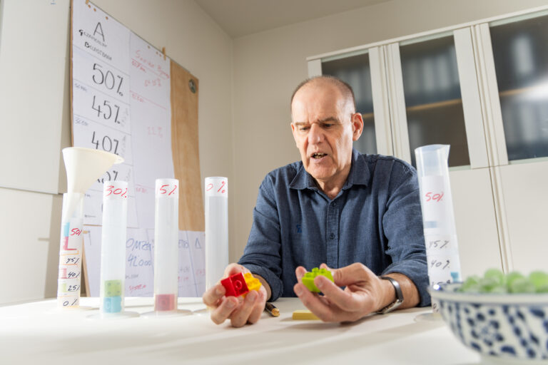 Carl Van Gestel legt boekhouding uit aan de hand van enkele eenvoudige attributen.